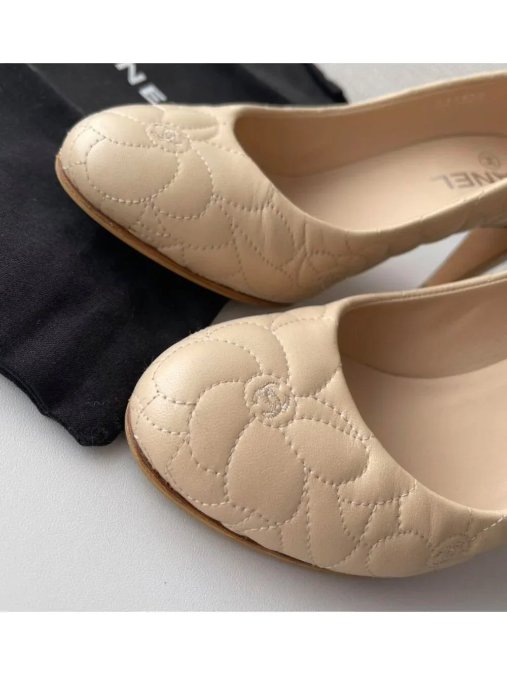 Chanel beige Camellia logo cc quilted leather pump heels sz37 US6.5  narrow